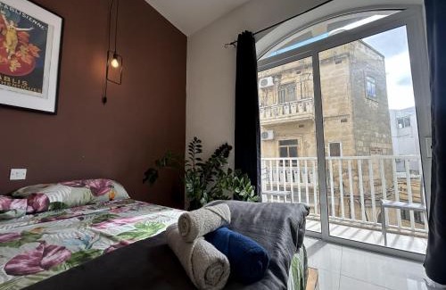 Gzira Casa | Sliema Central with Balcony Airconditioned and Comfortable Self Check IN