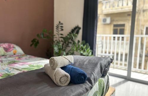 Gzira Casa | Sliema Central with Balcony Airconditioned and Comfortable Self Check IN