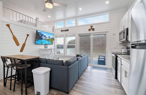 Russell Springs Casa | Slip Away - Floating House on Lake Cumberland
