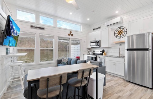 Russell Springs Casa | Slip Away - Floating House on Lake Cumberland