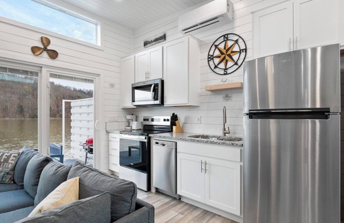 Russell Springs Casa | Slip Away - Floating House on Lake Cumberland