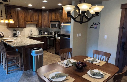Breckenridge Complejo | Slope side- Ski In/Out- hot tub, pool- 2bd/2ba, sleeps 8- family friendly!