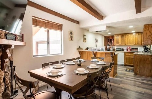 Summit Estates Chalet De Esquí | Slopeside Cabin B - Game room | Hot tub | Parking