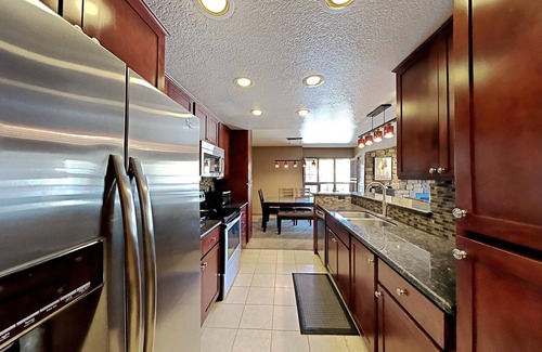 Mammoth Lakes Condominio | Slopeside Deluxe 2 Bedroom Condo with Free Parking, Spa, Free Gondola (Sierra Megeve 25) by RedAwning