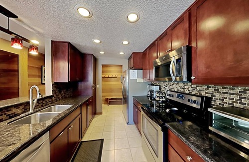 Mammoth Lakes Condominio | Slopeside Deluxe 2 Bedroom Condo with Free Parking, Spa, Free Gondola (Sierra Megeve 25) by RedAwning