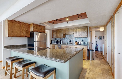 South Snyderville Basin Casa | Slopeside gem with private hot tub & pool table - across from Cabriolet Lift
