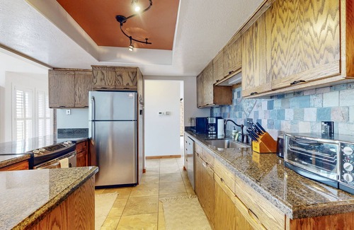 South Snyderville Basin Casa | Slopeside gem with private hot tub & pool table - across from Cabriolet Lift