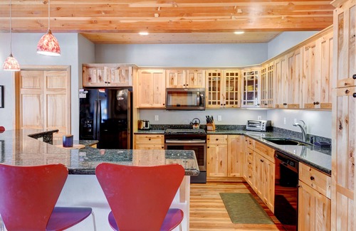 Old Town Casa | Slopeside Luxury Chalet 113 D I Hot Tub I Great Views I Best Price I Discounted Attractions