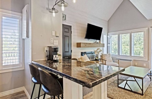 Craigleith Condominio | Slopeside Retreat: Pool, Hot Tub, Tennis, Views!