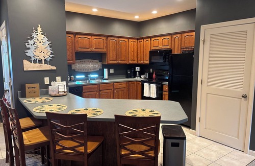 Clymer Condominio | Slopeside, ski-in, ski-out condo-perfectly set along run 24 at Peek'n'Peek!