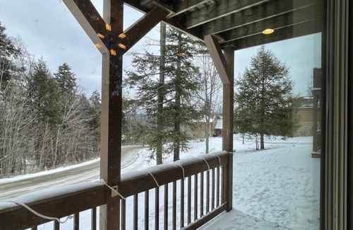 Clymer Condominio | Slopeside, ski-in, ski-out condo-perfectly set along run 24 at Peek'n'Peek!