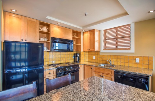Whistler Village Apartamento | Slopeside suite with Fireplace and Views