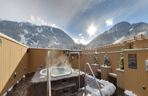 Whistler Village Apartamento | Slopeside suite with Fireplace and Views