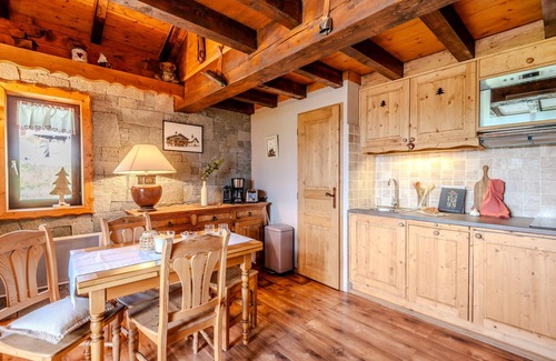 Manigod Apartamento | Slow Chalet Etale Ski in-out Duplex, Mountain View Balcony, & Free parking