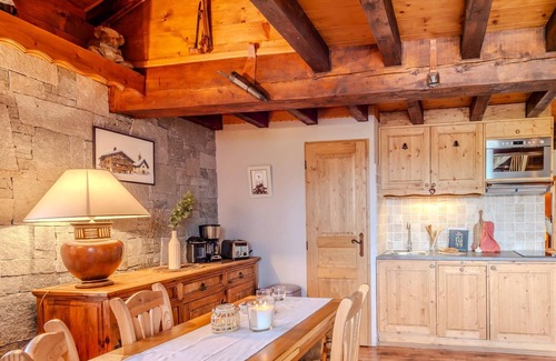 Manigod Apartamento | Slow Chalet Etale Ski in-out Duplex, Mountain View Balcony, & Free parking
