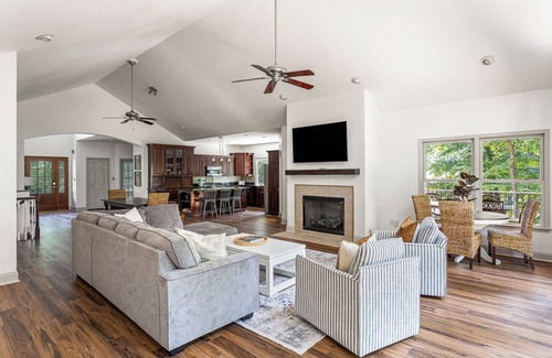 Saxony Forest Casa | Slow down at Idle Cove on Lake Keowee. Private Dock and only 25 min to Clemson!