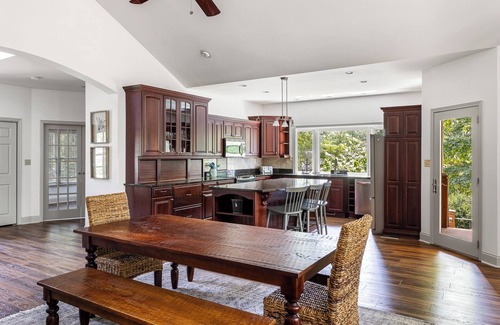 Saxony Forest Casa | Slow down at Idle Cove on Lake Keowee. Private Dock and only 25 min to Clemson!