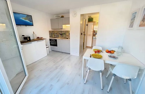 Merville-Franceville-Plage Apartamento | Small private courtyard - 1 minute walk from the beach