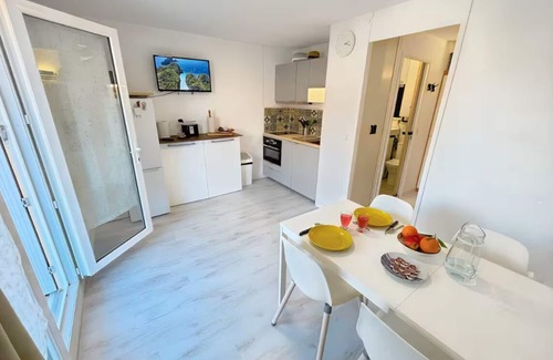 Merville-Franceville-Plage Apartamento | Small private courtyard - 1 minute walk from the beach