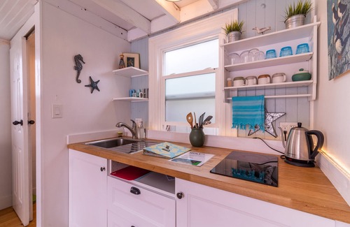Half Moon Bay Cabaña | Viviendo a lo grande en una pequeña casa costera
