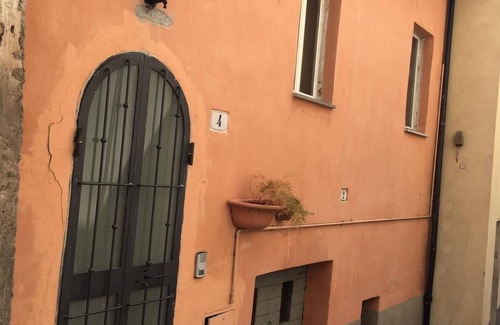 Canino Casa | Small building in the center of Canino
