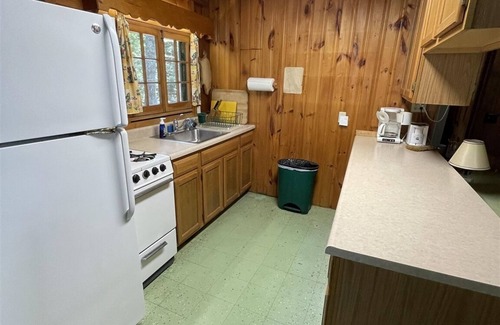 Standish Cabina | SMALL CABIN NEAR SEBAGO LAKE. SATURDAY TO SATURDAY RENTAL.