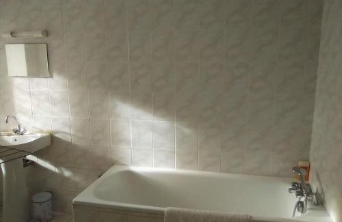 Fumel Apartamento | Small, discreet and bright townhouse