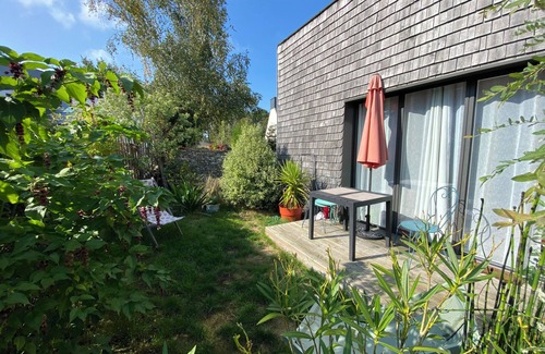 Bono Apartamento | Small duplex with garden, near the charming port of Le Bono, pets welcome