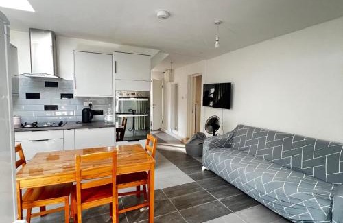 Enfield Highway Casa | Small En-suite