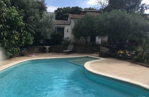 Euzet-les-Bains Casa | Pequeña casa barbacoa piscina.