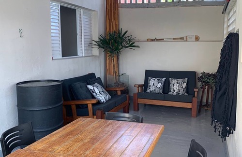 Jardim Itagua Casa | Casa en Itaguá, con piscina y aire acondicionado, tiene capacidad para 7 personas.