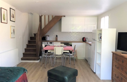 Pont-l'Eveque Cabaña | Small house in town center with large garden, quiet and comfortable, sleeps 2-4