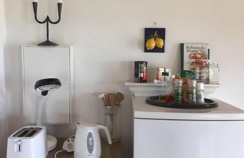Meesiger Casa | Casa de estilo mediterráneo en el lago con su propio embarcadero y bote de remos.
