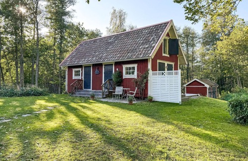 Vaddo Casa | Small house with a beautiful location directly on the Väddö canal.