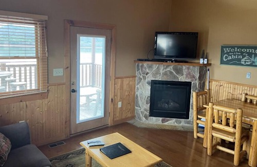Vonore Cabina | Small Lakefront Cabin