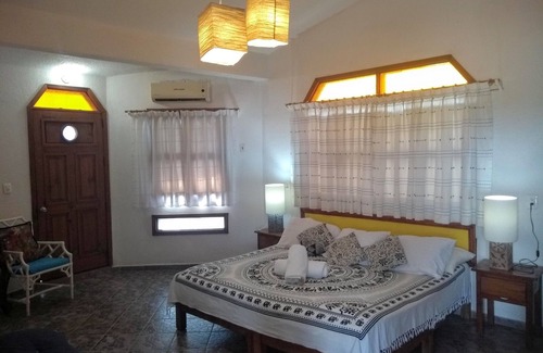 Acapulco Cama Y Desayuno | Habitación amplia y comoda con terraza y hamaca vistas al Pacifico mexicano