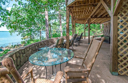 Southmont Apartamento | Small piece of heaven on the lake - King suite