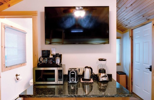 Lake Placid Cabina | Small Standalone Private Cabin with Loft and Kitchenette, Firepits, BBQ