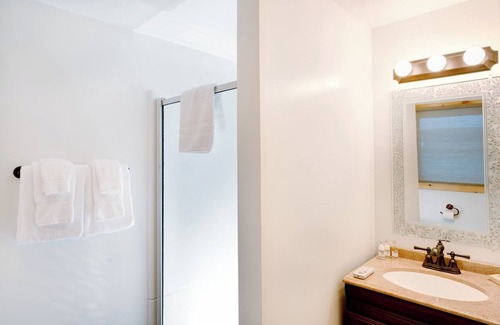 Lake Placid Cabina | Small Standalone Private Cabin with Loft and Kitchenette, Firepits, BBQ