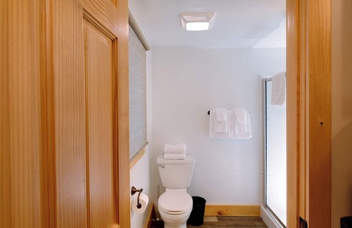Lake Placid Cabina | Small Standalone Private Cabin with Loft and Kitchenette, Firepits, BBQ