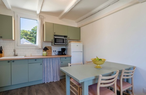 La Roque-sur-Pernes Condominio | Small stone mas T2 in a tourist residence