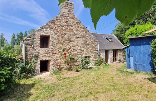 Confort-Meilars Casa | Small stone house with authentic garden