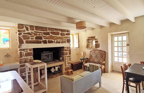 Confort-Meilars Casa | Small stone house with authentic garden