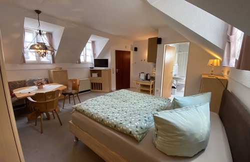 Zweifall Apartamento | Pequeño apartamento en el último piso en una casa de piedra catalogada en Eifel / Aachen