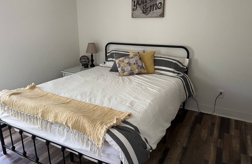 Monroe Center Casa | Small town Cottage NO pet fee