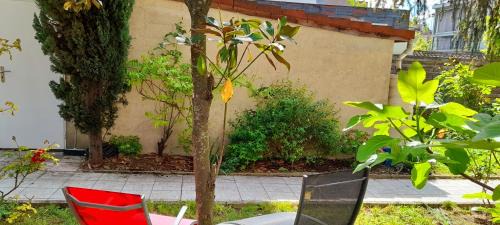 La Courneuve Casa | Small Town House with private parking and access to garden, near Paris and all public transport