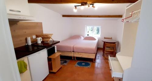 La Courneuve Casa | Small Town House with private parking and access to garden, near Paris and all public transport