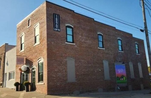Williamsburg Apartamento | Small-Town Loft: Harvester - Modern Comfort in 1890 Historical Brick Building
