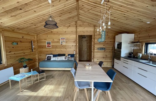Hourtin Chalet De Esquí | Small wooden house on the edge of a forest