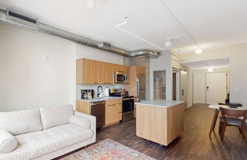 Eisenhower East Apartamento | Smart 1BR Near Old Town & Amazon HQ w/ Gym